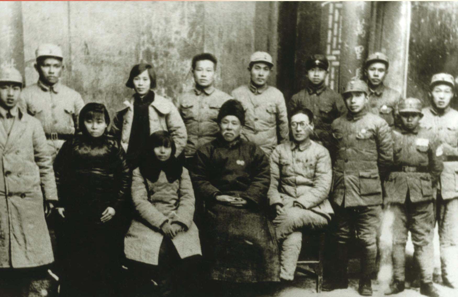 1937年12月，毛泽东夫人贺子珍(后排左二)、张闻天夫人刘英(前排左三)及蔡树藩(前排右三)前往苏联时与党代表谢觉哉(前排左四)及办事处工作人员合影。